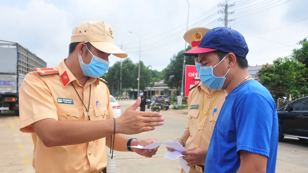 Lực lượng chức năng kiểm soát người đến Bình Phước tại chốt kiểm soát trên quốc lộ 13 (huyện Chơn Thành) 