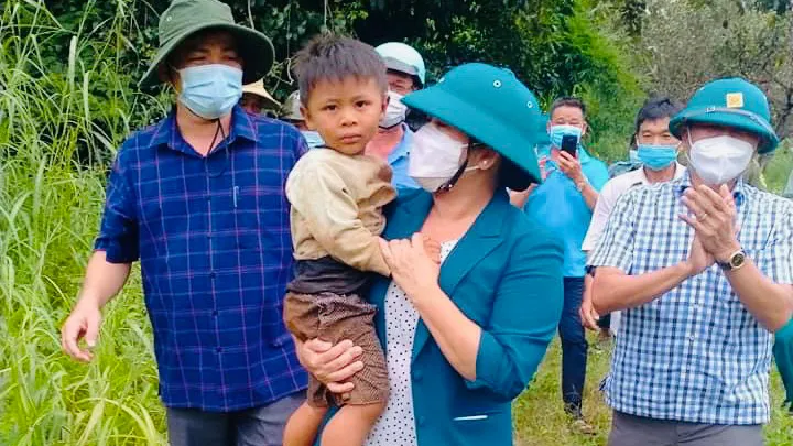 Bình Phước: Tìm thấy bé trai đi lạc vào rừng cao su sau 1 ngày đêm