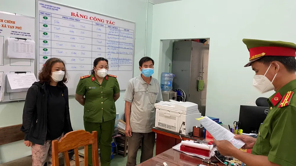 Bà Thảo (áo đen) bị bắt giam để điều tra tội tham ô tài sản