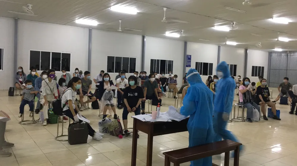 Nhân viên y tế tiến hành xét nghiệm cho người dân TP Đồng Xoài.