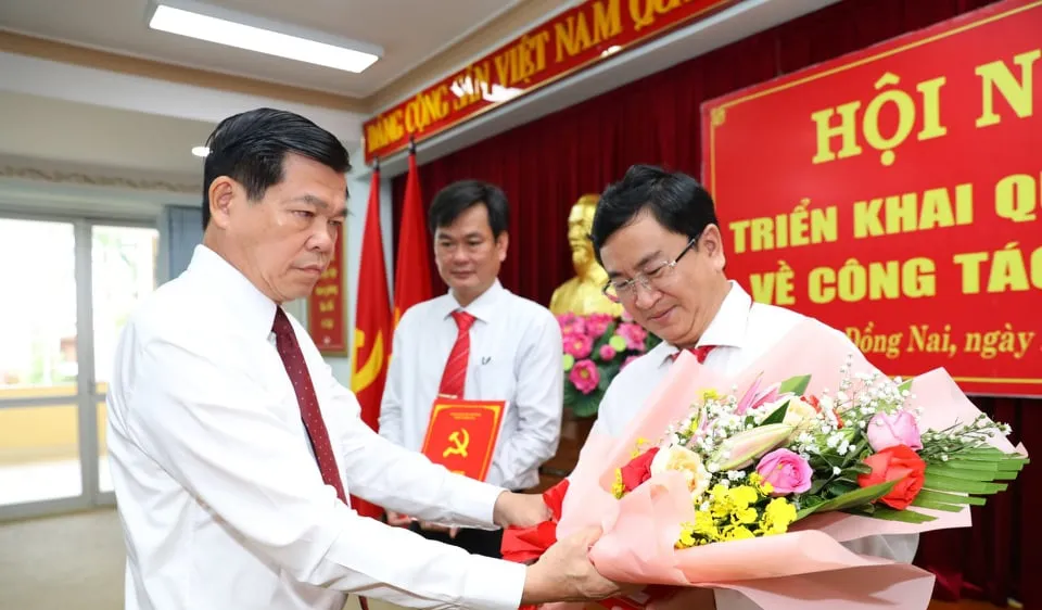 Đồng chí Nguyễn Hồng Lĩnh trao quyết định bổ nhiệm Tổng biên tập báo Đồng Nai cho Nhà báo Đào Văn Tuấn