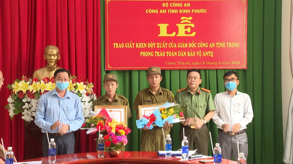 Bình Phước: Tặng giấy khen cho 2 công dân dũng cảm bắt đối tượng tàng trữ ma túy