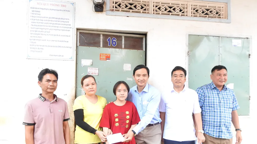 Báo Sài Gòn Giải Phóng và mạnh thường quân trao tặng 22 triệu đồng cho nữ sinh nghèo, khuyết tật ở Bình Phước