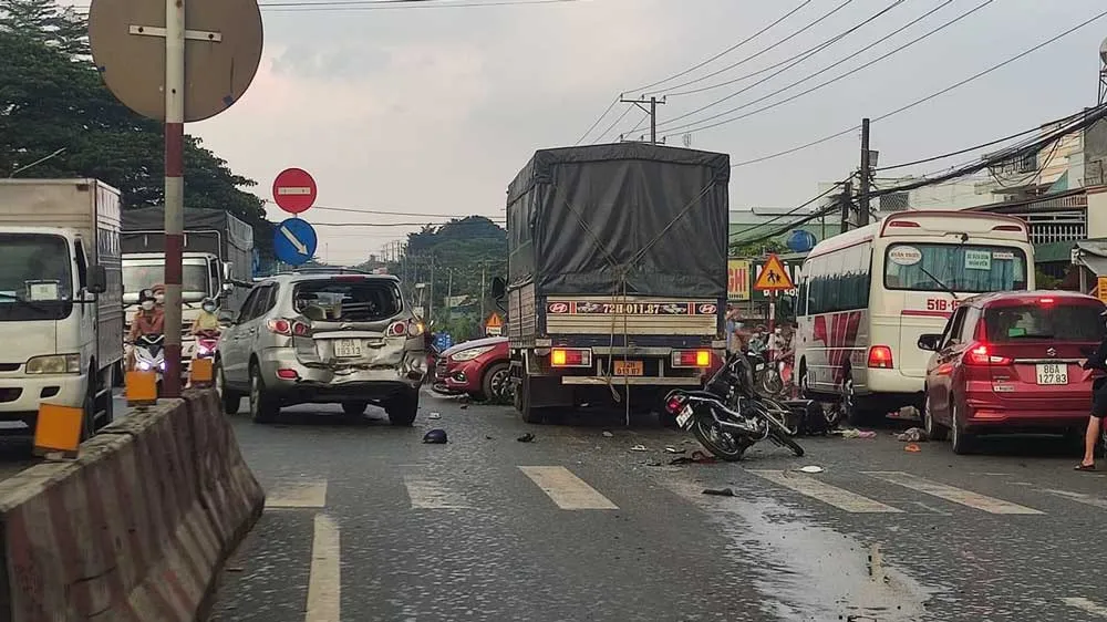 Xe tải tông liên tiếp nhiều xe ô tô và xe máy trên Quốc lộ 1, tài xế không vi phạm nồng độ cồn