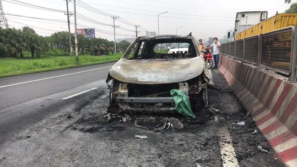 Xe 7 chỗ bốc cháy dữ dội trên Quốc lộ 1