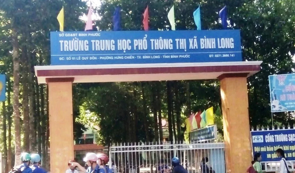 Bình Phước: Điều tra vụ nam sinh lớp 12 bị đánh hội đồng trước cổng trường