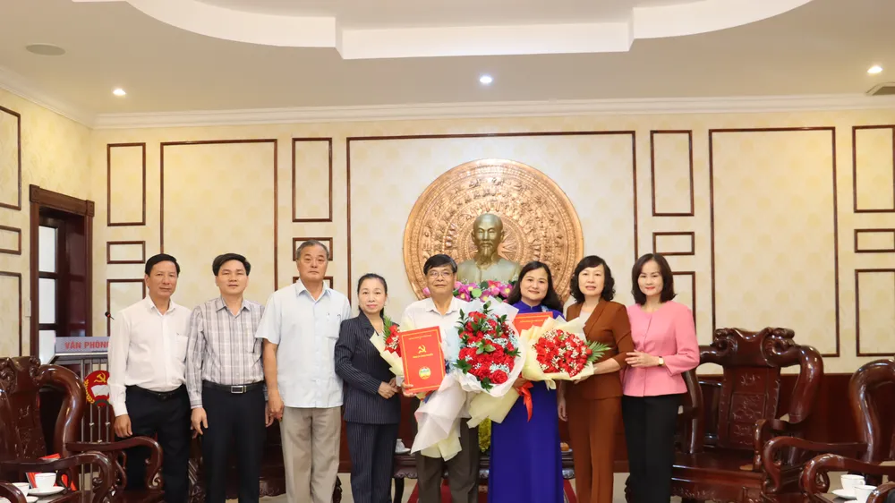 Lãnh đạo tỉnh Bình Phước trao quyết định bổ nhiệm ông Nguyễn Thanh Bình và bà Tạ Thu Thuỷ 