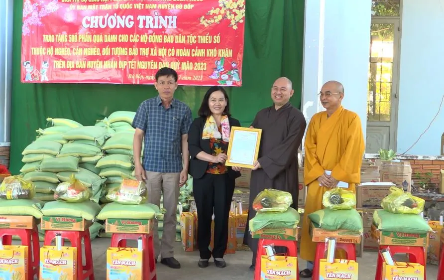 Bình Phước: Trao 500 phần quà tết cho bà con nghèo nơi biên giới