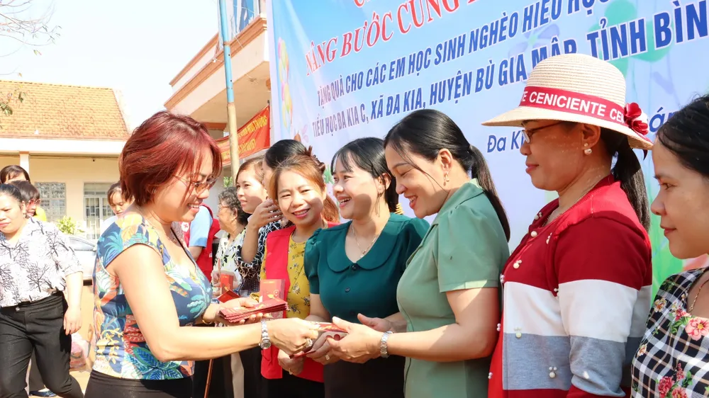 Gần 500 phần quà đến học sinh nghèo ở tỉnh Bình Phước