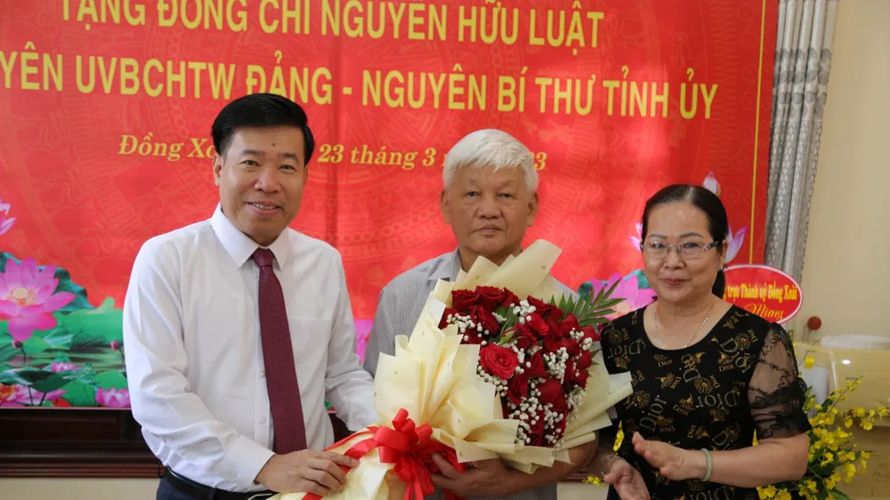 Trao tặng Huy hiệu 55 tuổi Đảng cho nguyên Bí thư Tỉnh ủy Bình Phước Nguyễn Hữu Luật