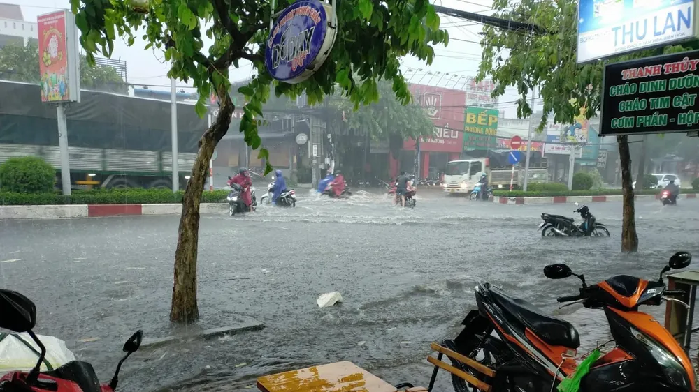 Đồng Nai mưa lớn, nhiều tuyến đường bị ngập