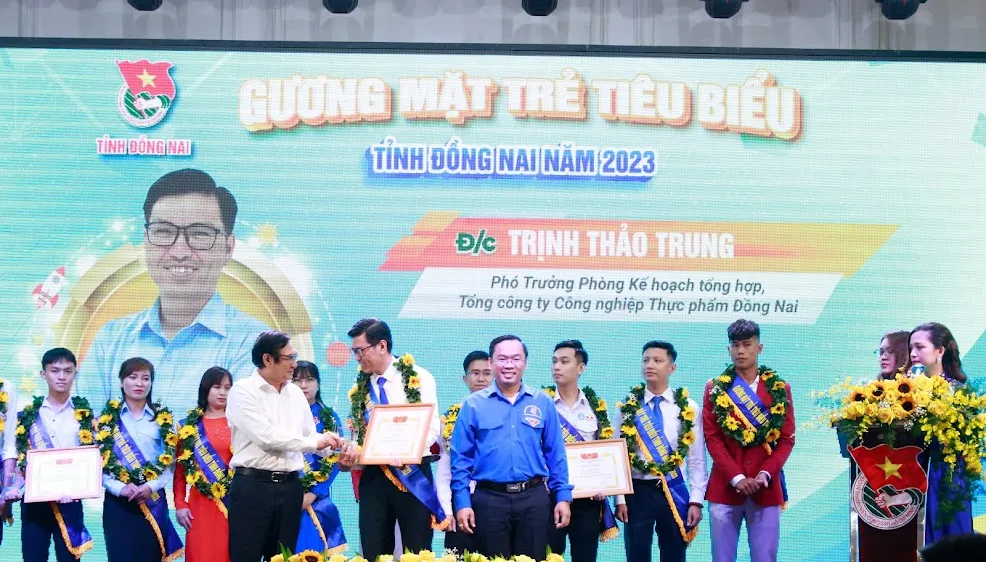 Phó Chủ tịch UBND tỉnh Nguyễn Sơn Hùng và Bí thư Tỉnh đoàn Nguyễn Minh Kiên trao biểu trưng và bằng khen cho các cá nhân được tuyên dương 