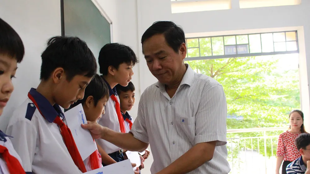 Báo Đồng Nai trao 35 suất học bổng cho học sinh vượt khó