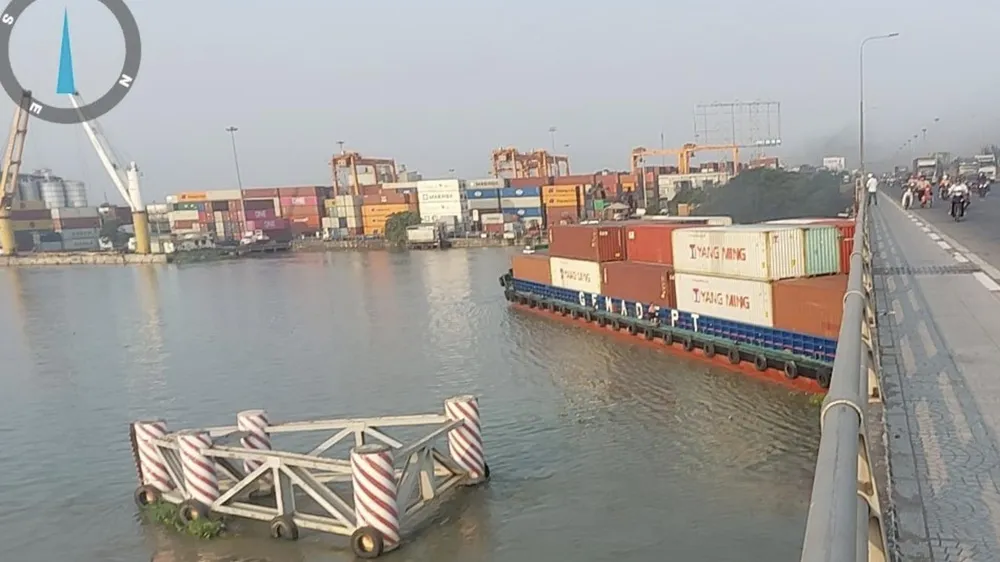 Đồng Nai: Cứu hộ tàu 4.600 tấn kẹt dưới gầm cầu Đồng Nai