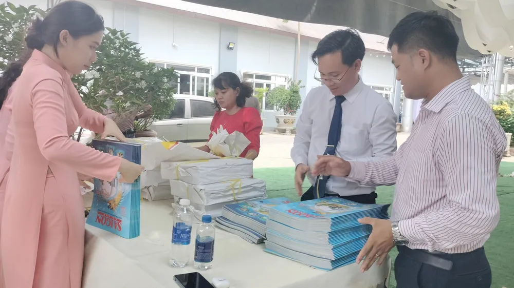 Hơn 2.200 cuốn Đặc san Sài Gòn Giải Phóng đến tay bạn đọc các tỉnh Đông Nam bộ