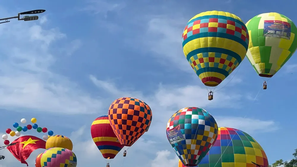 Đồng Nai: Festival khinh khí cầu thu hút hàng ngàn người đến thưởng lãm