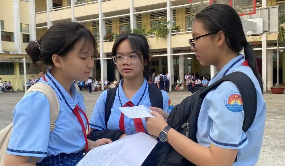Thí sinh trao đổi trước giờ thi tại điểm thi THCS-THPT Trần Đại Nghĩa