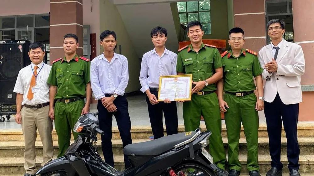 Podcast bản tin trưa 12-12: Khen thưởng học sinh dũng cảm bắt kẻ trộm xe máy; Xác định danh tính người tử vong trong vụ sập nhà ở TP Thủ Đức