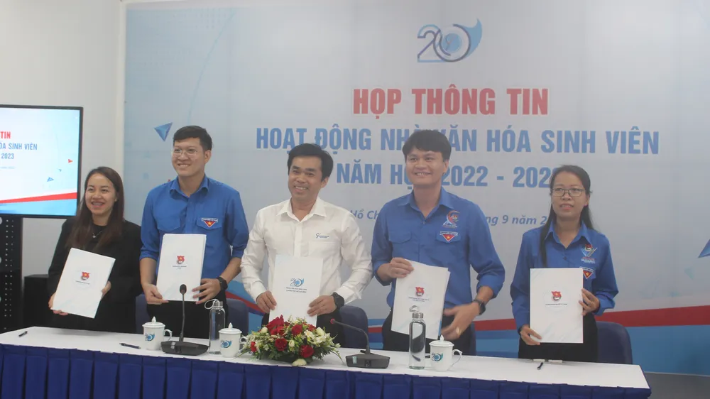Ông Quách Hải Đạt, Giám đốc Nhà Văn hóa Sinh viên ký kết hợp tác với các đơn vị