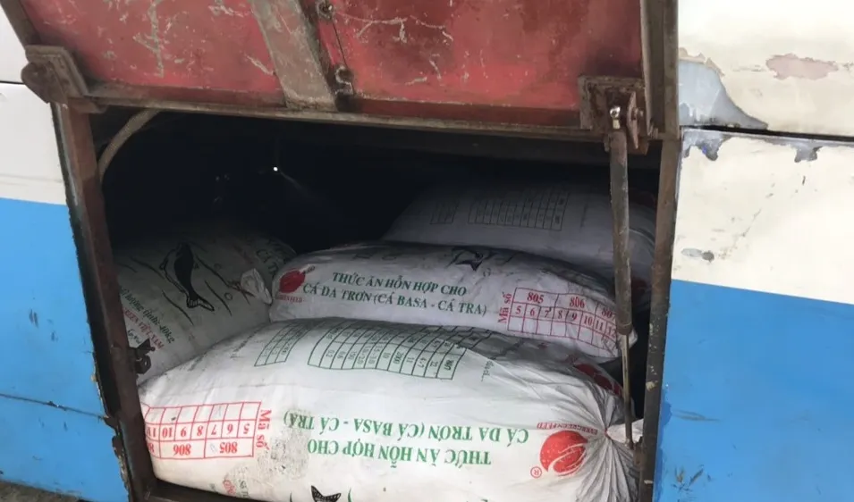 Phát hiện 4 tạ mỡ động vật không rõ nguồn gốc trên xe khách tuyến Đà Nẵng – Huế