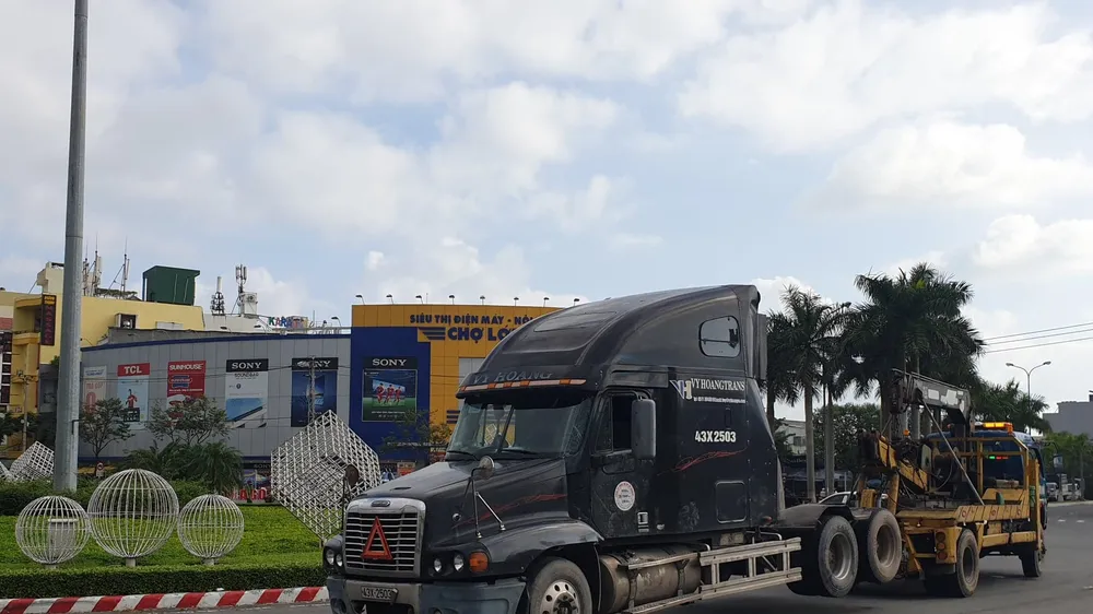 Xe đầu kéo bị hư hỏng phải dùng xe cứu hộ kéo về