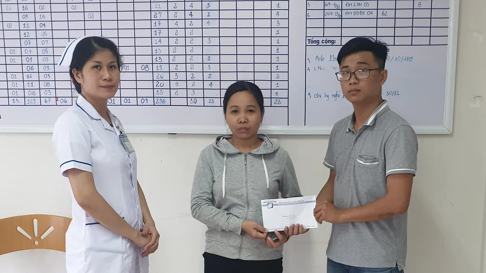 Báo SGGP trao tiền hỗ trợ gia đình chị Nga