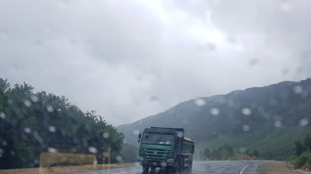Né trạm thu phí, hàng trăm ô tô chạy vào cao tốc đang thi công