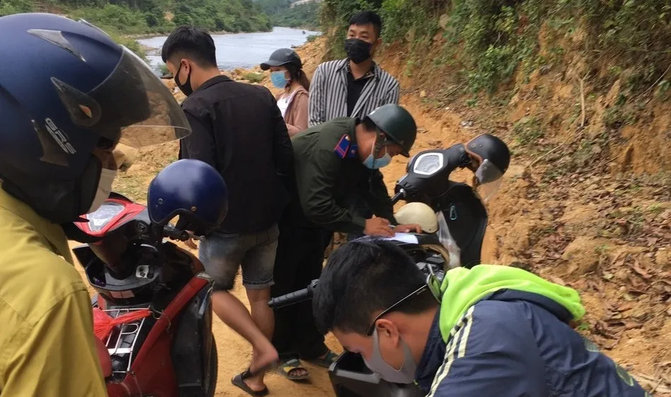 Xử phạt hàng chục người trốn chốt kiểm soát để lên núi dã ngoại