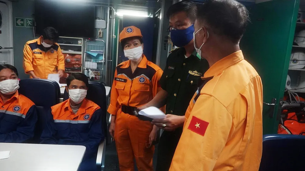 Cứu 7 ngư dân bị chìm tàu ngoài khơi tỉnh Thừa Thiên - Huế