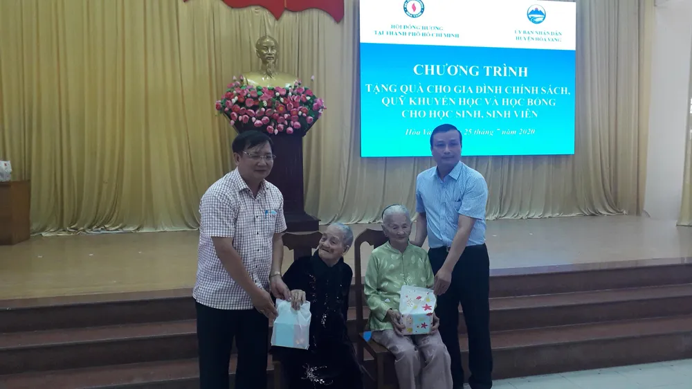 Hội đồng hương Hòa Vang tại TPHCM tặng gần 400 triệu cho gia đình chính sách, quỹ khuyến học