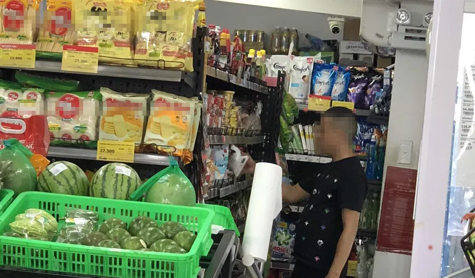 Người bôi nước bọt lên hàng hóa là người bị bệnh tâm thần vừa xuất viện