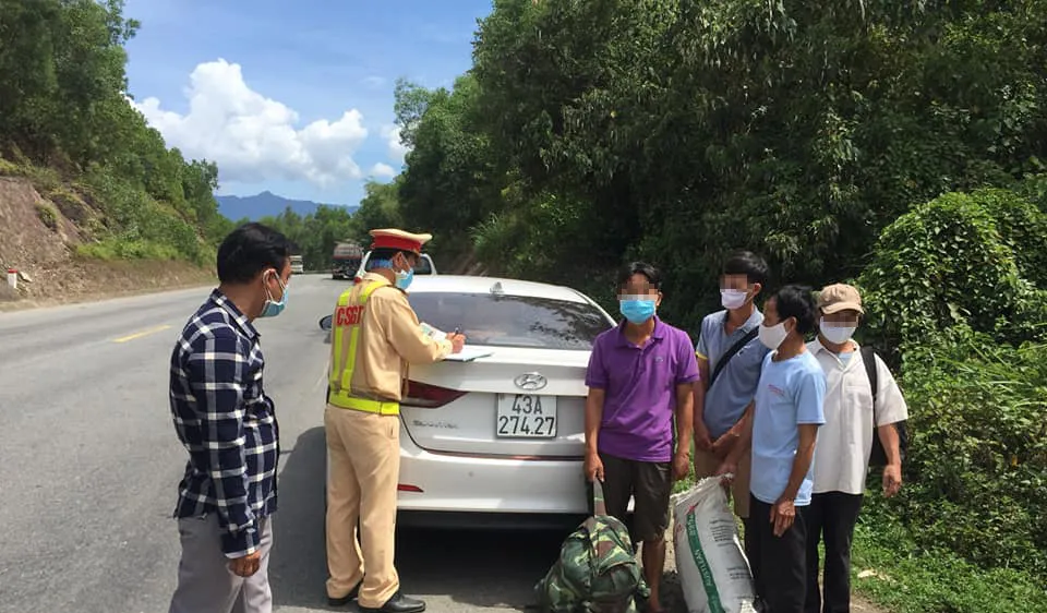 Phát hiện một ô tô chở 4 người trốn khỏi Đà Nẵng về quê