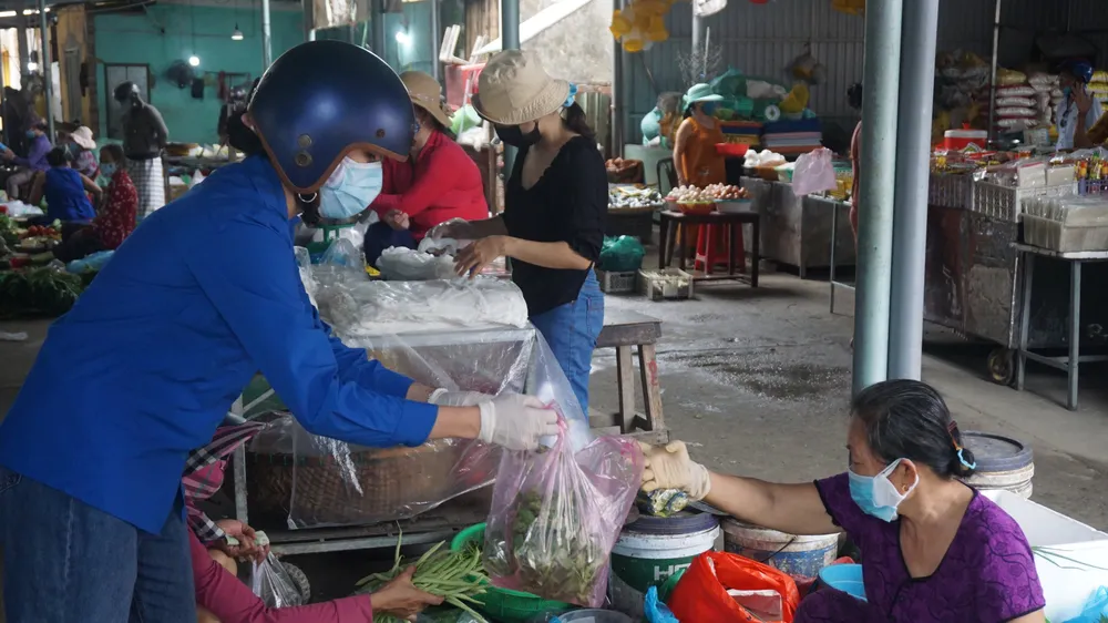 Đà Nẵng: Đi chợ giúp người dân đang cách ly vì Covid-19
