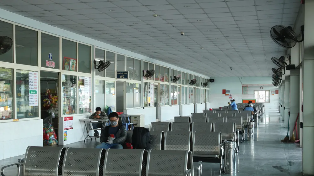 Sân ga, bến xe Đà Nẵng vắng khách ngày đầu khôi phục hoạt động