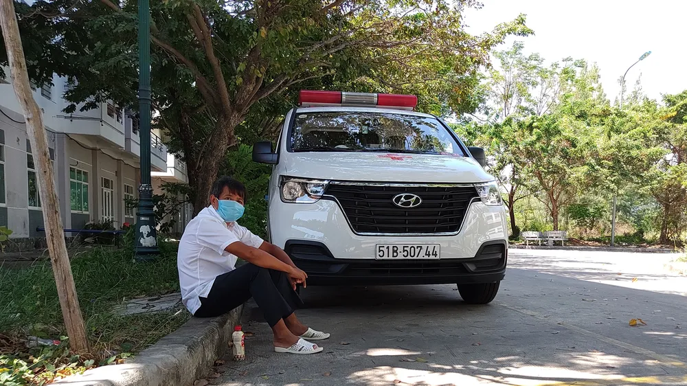 Ông Đoàn Ngọc Hải ngồi chờ chở bệnh nhân nghèo về nhà tại Bệnh viện Ung bứu Đà Nẵng. Ảnh: NGUYỄN CƯỜNG
