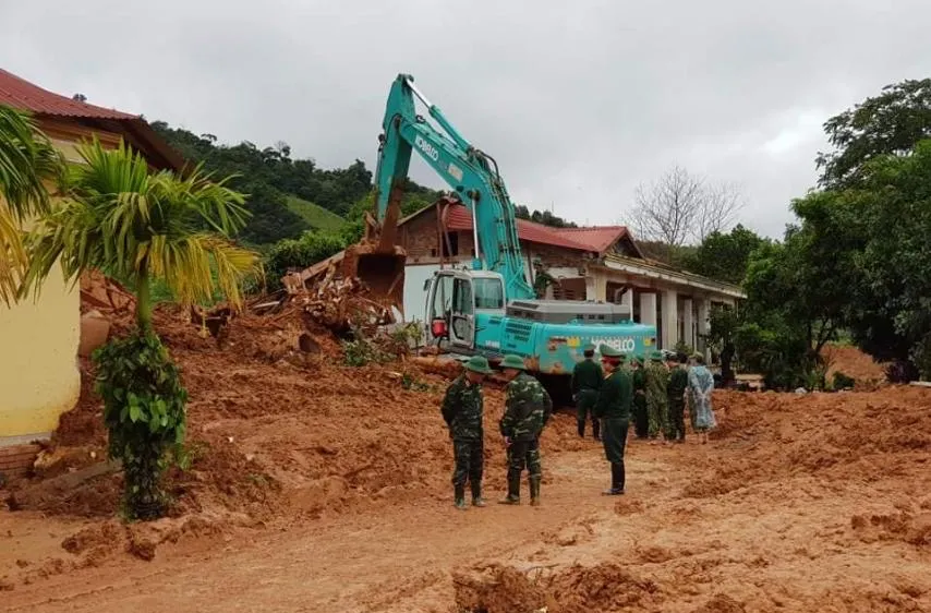 Lực lượng chức năng đang nỗ lực tìm kiếm, cứu hộ.