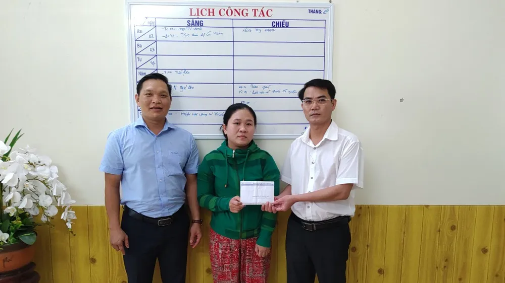 Báo SGGP trao tiền hỗ trợ hoàn cảnh cháu Kiệt
