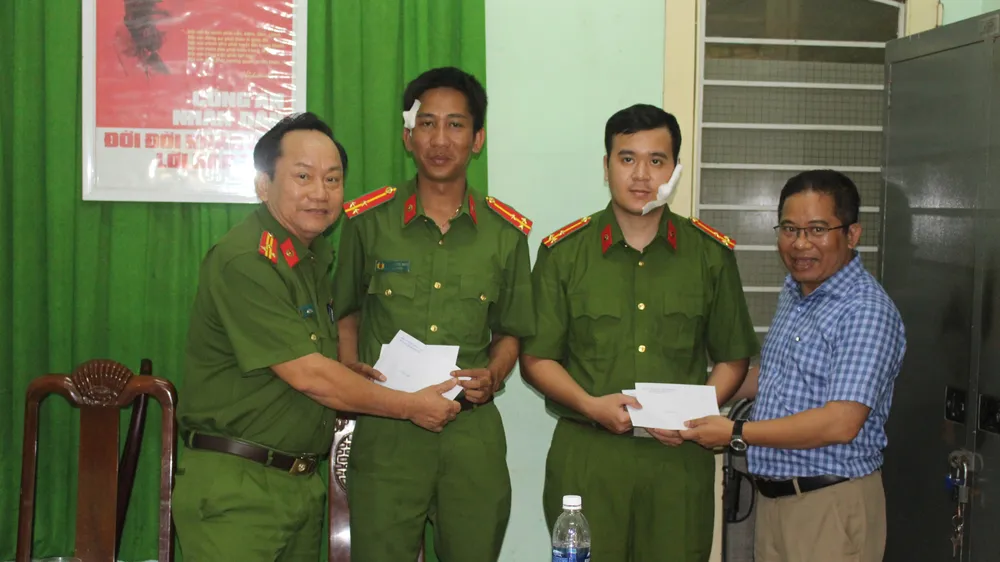Hai chiến sĩ công an bị thương khi ngăn đối tượng bị bệnh tâm thần đe dọa giết người 