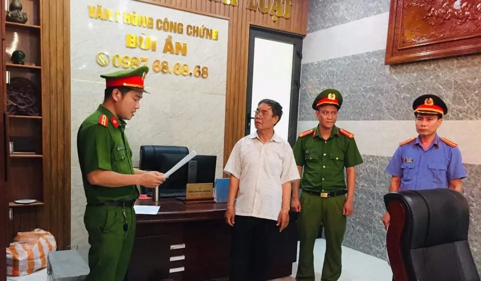 Bắt tạm giam trưởng phòng công chứng liên quan vụ làm giả sổ đỏ