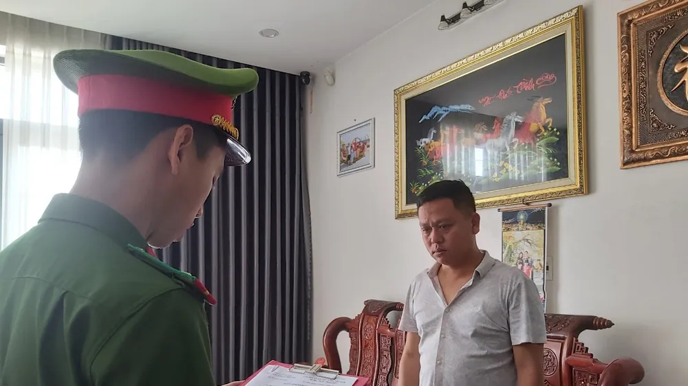 Bắt giam một giám đốc lấy sổ đỏ của người khác đi vay tiền