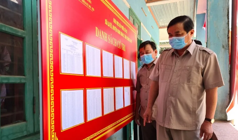 Bí thư Tỉnh ủy Quảng Nam Phan Việt Cường kiểm tra công tác chuẩn bị bầu cử tại xã La ÊÊ (huyện Nam Giang, tỉnh Quảng Nam) vào trưa 15-5.