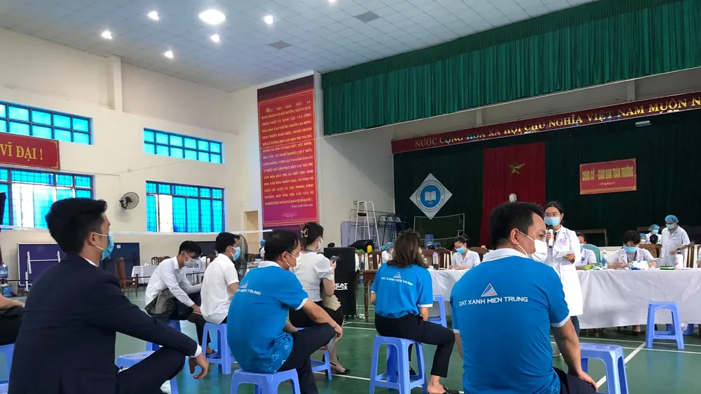 Một buổi tiêm vaccine đợt 3 tại tỉnh Quảng Nam cho các doanh nghiệp, đơn vị. 