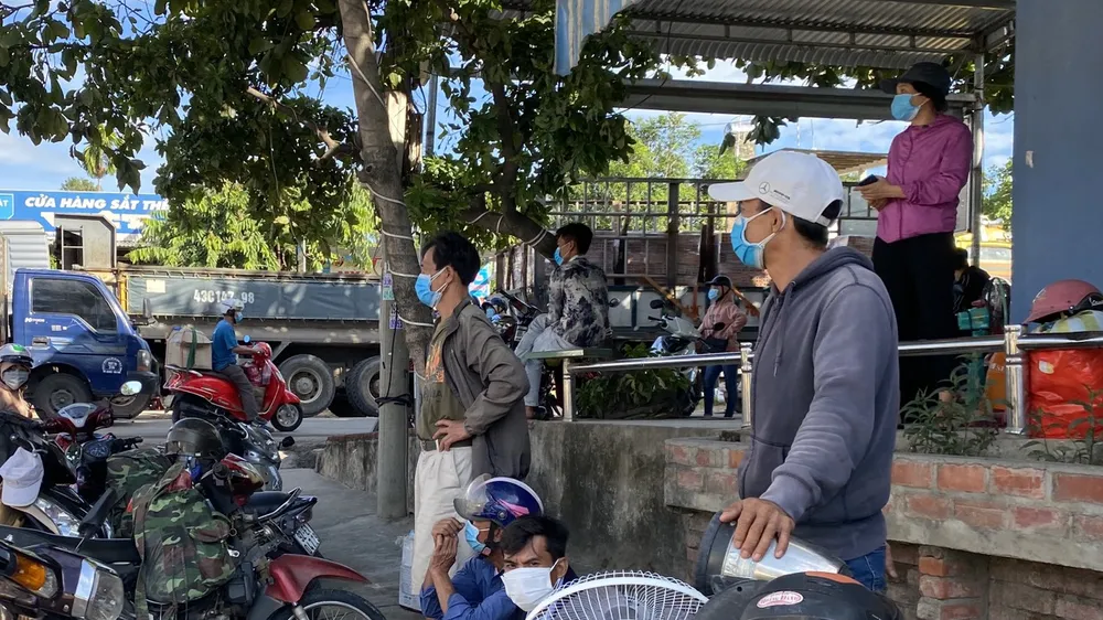Nhiều người lựa chọn ở lại các ngôi nhà ở chốt kiểm dịch để chờ được đón về do không thể quay lại nơi ở cũ