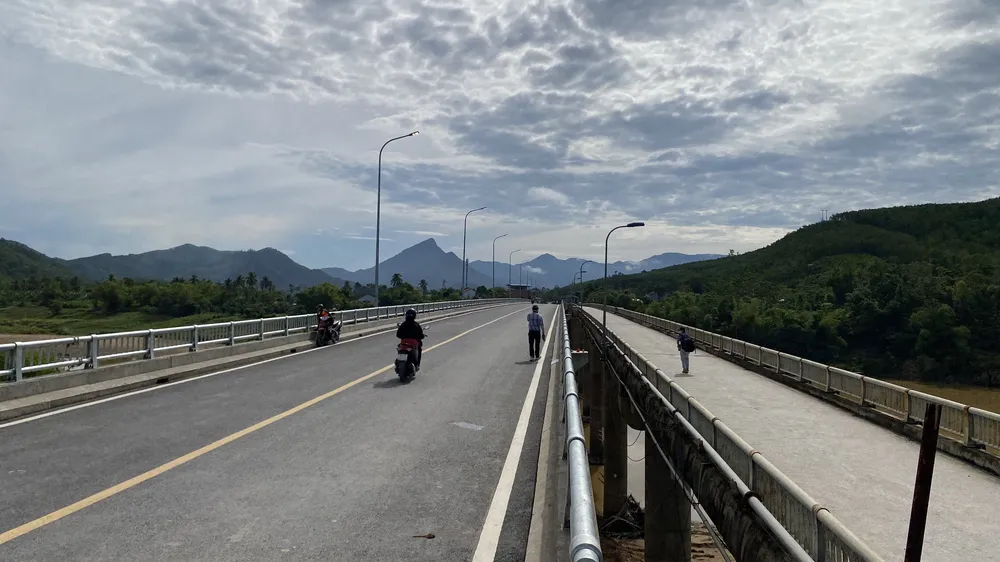 Cầu Nông Sơn mới có tổng mức đầu tư 128 tỷ đồng được xây dựng bên cạnh cầu cũ đã xuống cấp
