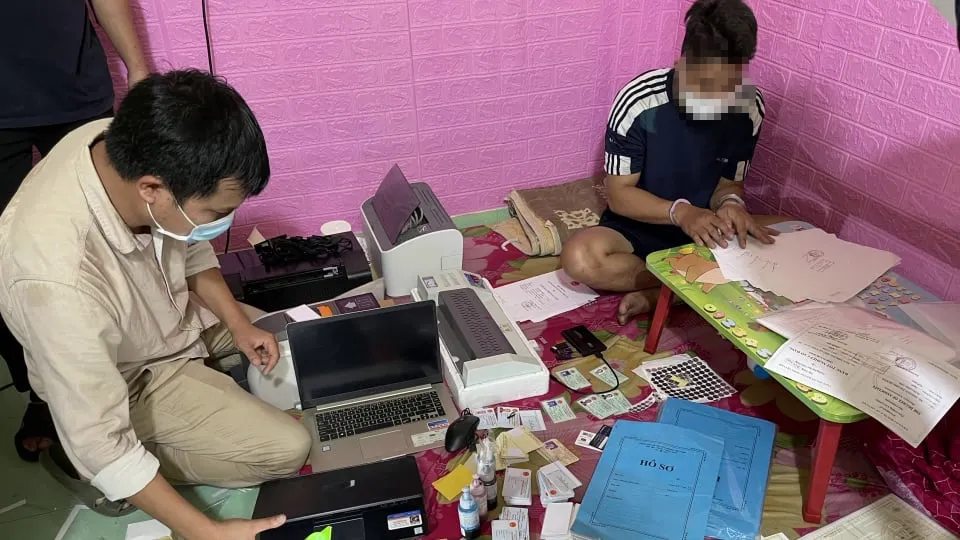 Lực lượng công an khám xét nơi ở của đối tượng trong đường dây làm giả giấy tờ
