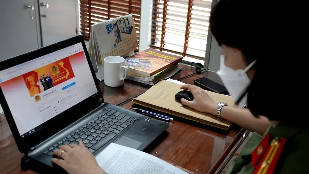 Quản trị trang Công an Quảng Nam xử lý các tin nhắn thắc mắc của người dân 