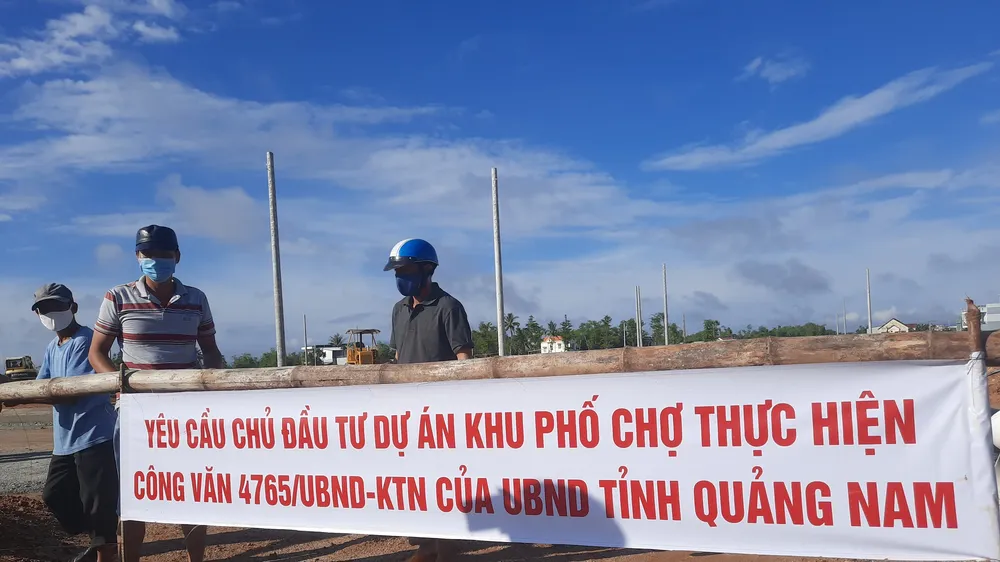 Người dân bức xúc việc khu dân cư xung quanh dự án ngập nước nên kéo đến căng khẩu hiệu