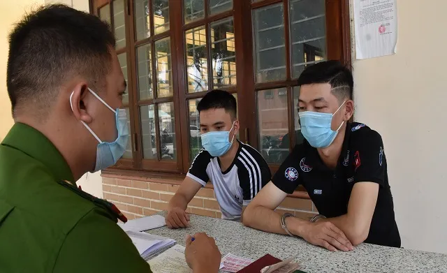 Cơ quan Công an làm việc với các đối tượng hoạt động cho vay nặng lãi