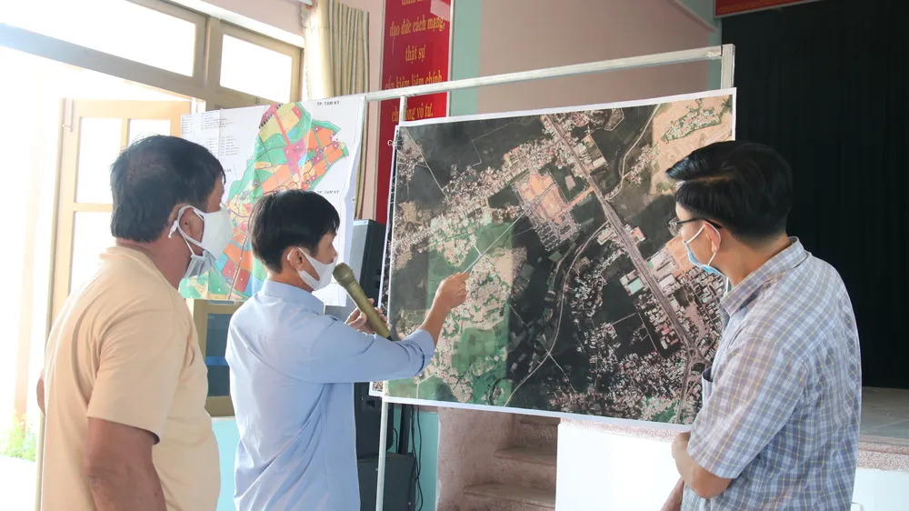 Người dân xã Tam Đàn (huyện Phú Ninh, tỉnh Quảng Nam) chỉ các khu vực cần khắc phục cho chính quyền địa phương