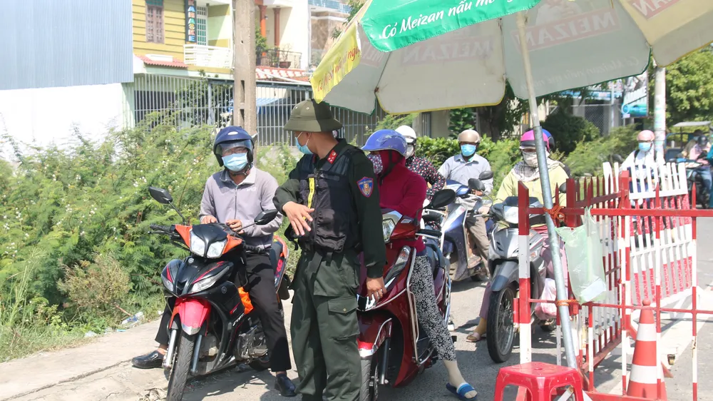 Nhiều người dân được lực lượng chức năng yêu cầu quay trở lại TP Đà Nẵng do không có giấy chứng nhận âm tính với SARS-CoV-2